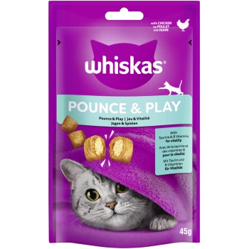 Snack Pounce & Play mit Huhn 8x45 g Verpackung von Whiskas Pounce & Play Katzenleckerlis mit einer grauen Katze, die unter einer lila Decke hervorschaut, mit goldenen Leckerlis.