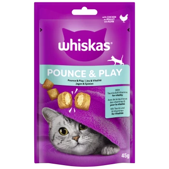 Verpackung von Whiskas Pounce & Play Katzenleckerlis mit einer grauen Katze, die unter einer lila Decke hervorschaut, mit goldenen Leckerlis.