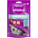 Verpackung von Whiskas Pounce & Play Katzenleckerlis mit einer grauen Katze, die unter einer lila Decke hervorschaut, mit goldenen Leckerlis.