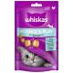 Verpackung von Whiskas Pounce & Play Katzenleckerlis mit einer grauen Katze, die unter einer lila Decke hervorschaut, mit goldenen Leckerlis.