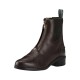 Brauner Lederreitstiefel mit einem Reißverschluss vorne und elastischen Seitenpaneelen, mit einem kleinen Logo an der Seite und einer Zuglasche.
