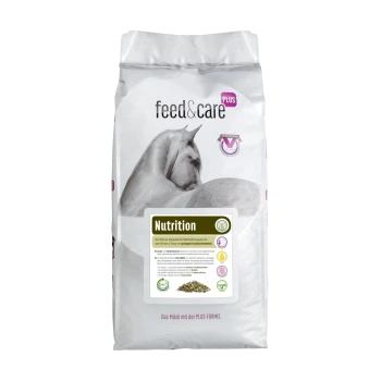 Eine Tüte Pferdefutter mit der Aufschrift "feed&care PLUS", die eine graue Pferdesilhouette zeigt, mit einem grünen Abschnitt "Ernährung", der Zutaten und Vorteile detailliert.