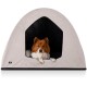 Ein gemütliches Haustierzelt mit einem hellgrauen Äußeren und einem schwarzen Inneren, mit einem Hund, der bequem darin ruht und nach draußen schaut.