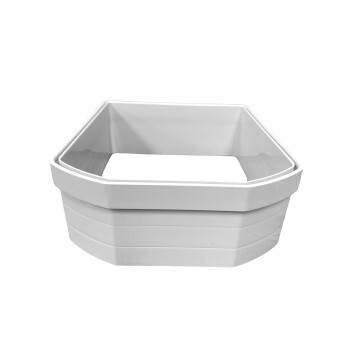 Weiches rechteckiges Haustierbett in Weiß mit erhöhtem Rand, mit einem eleganten Design und glatter Oberfläche.