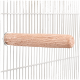 Vogelkäfig-Sitzstange mit strukturierter Oberfläche, befestigt an Metallkäfigstangen.