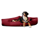 Ein Berner Sennenhund, der auf einem plüschigen, burgunderfarbenen Hundebett mit erhöhten Seiten entspannt und zufrieden aussieht.