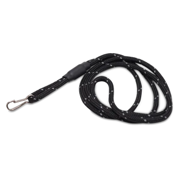Schwarze geflochtene Hundeleine mit reflektierenden Punkten und Metallclip vor schwarzem Hintergrund.