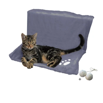 Eine getigerte Katze liegt auf einem weichen, lila Haustierbett mit einem Pfotenabdruckdesign, begleitet von zwei Seilbällen.