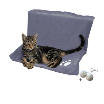 Eine getigerte Katze liegt auf einem weichen, lila Haustierbett mit einem Pfotenabdruckdesign, begleitet von zwei Seilbällen.