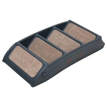 Haustierpflege-Rampe mit drei strukturierten Kratzoberflächen, entworfen für Katzen, mit einer gebogenen schwarzen Basis mit Pfotenabdruckdesigns.