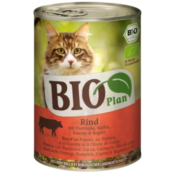 Eine Dose Katzenfutter mit einer Nahaufnahme des Gesichts einer Katze, beschriftet mit "BIO Plan Rind mit Pastinake, Kürbis, Karotte & Rapsöl" auf Deutsch.
