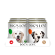 Dosen von "DOG'S LOVE" Hundefutter auf einem weißen Stand, mit Bildern von Hunden und Etiketten, die Geschmäcker wie "WILD" und "HUND" anzeigen.