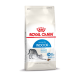 Sac de nourriture pour chats Royal Canin Indoor avec une illustration de chat gris, étiqueté "Home Life INDOOR 27" avec des avantages nutritionnels.