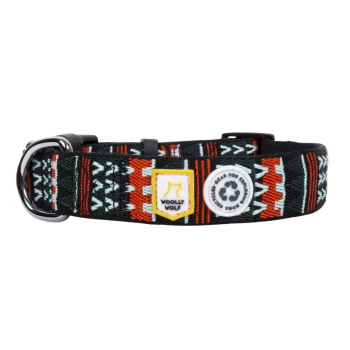 Bunter Hundehalsband mit einem tribal Muster in Schwarz, Rot und Türkis, mit den Aufnähern "Woolly Wolf" und "Gear for Explorers".
