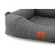 Grau strukturiertes Haustierbett mit orangefarbenem Lederetikett 'PETLIVING place to enjoy' und Pfote-im-Haus-Logo.