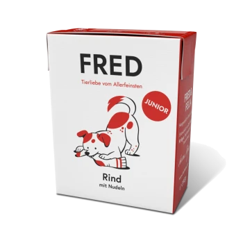 Kartons mit Hundfutter, beschriftet mit "FRED" und einer verspielten Hundillustration, mit "Rind mit Nudeln" und "JUNIOR" in roten Akzenten.