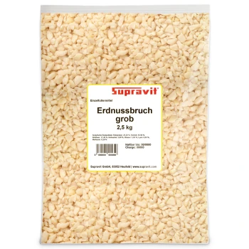 Nahaufnahme von gehackten Erdnüssen, beige und cremefarbene Stücke, verwendet als Tierfutter- oder Leckerli-Zutat.