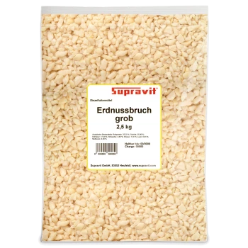 Nahaufnahme von gehackten Erdnüssen, beige und cremefarbene Stücke, verwendet als Tierfutter- oder Leckerli-Zutat.