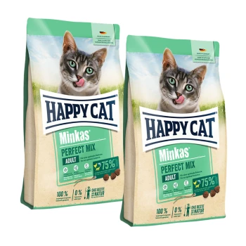Deux sacs de nourriture pour chats adultes Happy Cat Minkas Perfect Mix avec un chat tigré gris en train de lécher sur l'emballage.