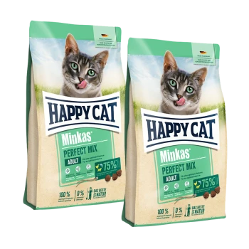 Zwei Beutel Happy Cat Minkas Perfect Mix Adult Katzenfutter mit einer grau getigerten Katze, die auf der Verpackung leckt.