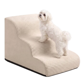 Kleiner weißer Hund steht auf beige gerippten, zweistufigen Haustier-Rampe vor weißem Hintergrund.