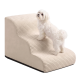 Kleiner weißer Hund steht auf beige gerippten, zweistufigen Haustier-Rampe vor weißem Hintergrund.