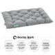 Graues Haustierbett mit gepolstertem Design, beschriftet mit "Doctor Bark", mit Text, der Haltbarkeit, Hygiene, Waschbarkeit und allergiefreundliche Materialien hervorhebt.