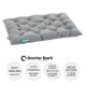 Graues Haustierbett mit gepolstertem Design, beschriftet mit "Doctor Bark", mit Text, der Haltbarkeit, Hygiene, Waschbarkeit und allergiefreundliche Materialien hervorhebt.