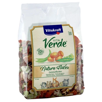 Durchsichtiger Beutel mit Vitakraft Vita Verde Naturflocken, einer bunten Gemüse-Mischung für Kleintiere, mit der Aufschrift "Naturflocken" und "Gemüseflocken."