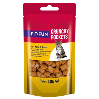 Emballage de friandises pour chat étiqueté "FIT+FUN CRUNCHY POCKETS" avec saveur de fromage et de poulet, présentant un chat tigré et une vue claire des friandises à l'intérieur.
