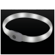 LED-beleuchtetes weißes Haustierhalsband mit einem Ein-/Ausschalter vor schwarzem Hintergrund.