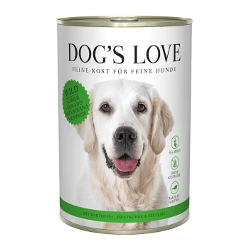 Eine Dose DOG'S LOVE Hundefutter mit einem lächelnden Golden Retriever auf dem Etikett, das "55% WILD" und "MIT KARTOFFEL, ZWETSCHKE & SELLERIE" angibt.