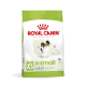 Sac de nourriture pour chiens Royal Canin X-Small Adult, présentant une illustration de petit chien, mettant en avant un système immunitaire sain et un soutien optimal à la santé.
