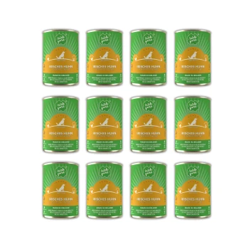 Zwölf Dosen Haustierfutter mit der Aufschrift 'Irisches Huhn' in grün-orange Design, mit dem Hinweis 'Hergestellt in Irland.'