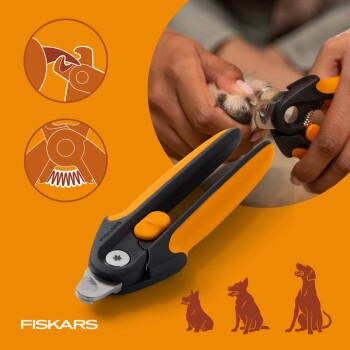 Fiskars orange-schwarze Krallenschere für Tiere; Hände trimmen eine Hundepfote, Pflegesymbole und FISKARS-Logo sichtbar.