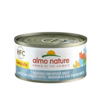 Dosenfutter für Haustiere mit dem Etikett "almo nature" mit einem gelben "Complete"-Banner, mit Makrele und Süßkartoffel und bunten Tiersilhouetten.
