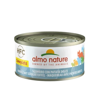 Karma w puszce dla zwierząt oznaczona "almo nature" z żółtym banerem "Complete", zawierająca makrelę i słodkie ziemniaki oraz kolorowe sylwetki zwierząt.