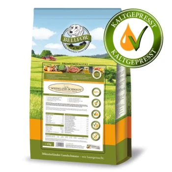Eine Tüte BELLFOR Haustierfutter mit der Aufschrift "WEIDELAND-SCHMAUS", mit einer malerischen ländlichen Kulisse und einem "KALTGEPRISST"-Siegel.