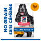 Sac de nourriture pour chiens Hill's Science Plan présentant un cocker spaniel noir et blanc, étiqueté "Sans céréales," "Mature Adult 7+" et "avec poulet."