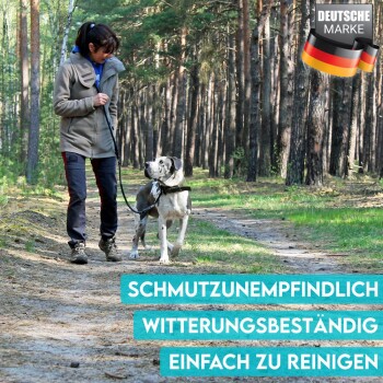 Eine Person führt einen großen Hund auf einem Waldweg, mit Textüberlagerung, die 'SCHMUTZUNEMPFINDLICH', 'WITTERUNGSBESTÄNDIG' und 'EINFACH ZU REINIGEN' angibt.