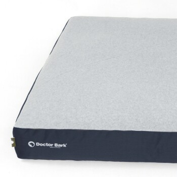 Graues Haustierbett mit einem marineblauen Rand, mit dem Logo 'Doctor Bark' an der Seite.