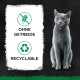 Eine graue Katze sitzt vor einem schwarzen Hintergrund, mit Text, der "OHNE GETREIDE" und "RECYCABLE" sowie Symbolen für getreidefrei und recycelbar anzeigt.