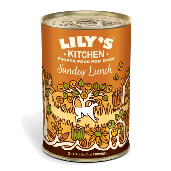 Lily's Kitchen Sunday Lunch Hundefutterdose mit orangefarbenem Etikett und Illustration eines Hundes und Pflanzen, Text „Huhn mit allem Drum und Dran“.