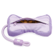 Lavendelfarbenes, knochenförmiges Leckerli-Säckchen für Hunde mit offenem Reißverschluss, sichtbar ist Trockenfutter; mit Schlaufe, violettem Schieber und weißem Logo.