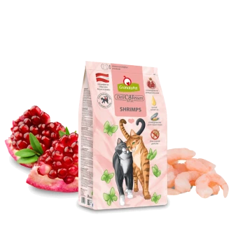 Eine Tüte GranataPet DeliCATessen Garnelen-Katzenfutter mit einer Illustration einer schwarzen und orangefarbenen Katze, umgeben von Granatapfelkernen und Garnelen.