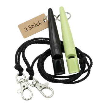 Zwei Hundetrainingspfeifen (schwarz und limette) an schwarzen Bändern mit Metallclips und Anhänger mit der Aufschrift '2 Stück'.