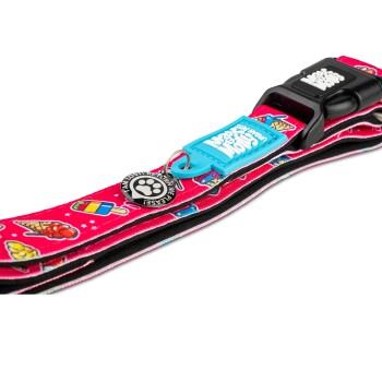 Pinkes Haustierhalsband mit Eis- und Lutscher-Motiven, schwarze Schnalle und blauer Anhänger mit der Aufschrift „I AM LOST RETURN ME PLEASE“.