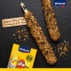 Zwei Saatstangen für Vögel, beschriftet mit Abmessungen (Länge 19,5 cm, Durchmesser 3,3-4 cm), neben einer gelben Vitakraft-Box mit Vögeln.