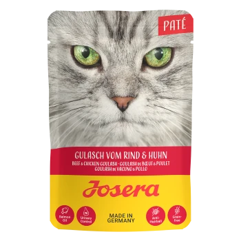Nahaufnahme eines Katzenkopfes auf einem Futterbeutel mit der Aufschrift "Gulasch vom Rind & Huhn" von Josera, das Rind- und Hühnergeschmack anzeigt. Hergestellt in Deutschland.