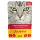 Nahaufnahme eines Katzenkopfes auf einem Futterbeutel mit der Aufschrift "Gulasch vom Rind & Huhn" von Josera, das Rind- und Hühnergeschmack anzeigt. Hergestellt in Deutschland.